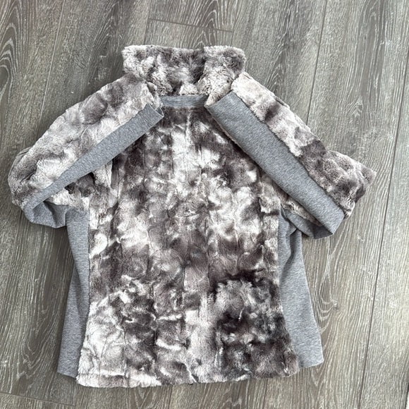 CAbi Faux fur jacket size medium - Picture 5 of 7